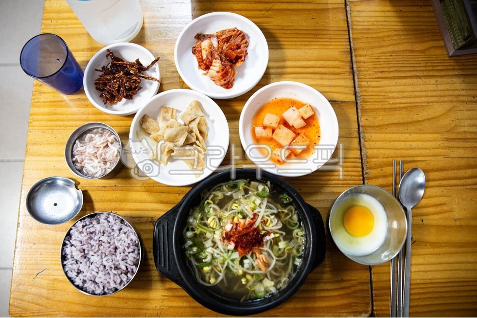 Bean Sprout Gukbap,soup,Bean sprouts,egg,clear food,beansproutssoup,green onion,koreantraditionalfood,Korean traditional food,clearfood,greenonion,beansprouts,earthen pot,earthenpot