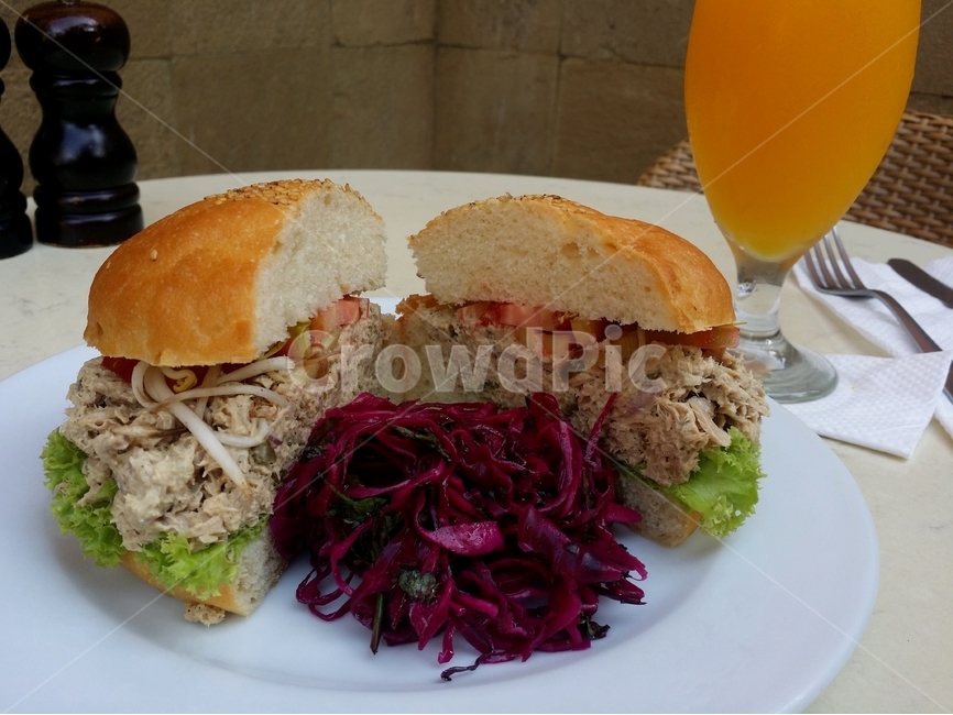 참치샌드위치,샌드위치,버거,참치버거,샐러드,야채,참치,빵,브런치,breakfast,lunch,tuna,salad,음식,food,sandwich,음식,식재료,요리,food,cook,meal,dishes,food reserves,빵,bread,양식,서양음식,서양요리,western food,western dishes,western meal,western cook