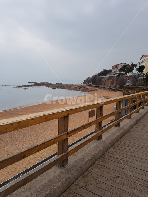 바다,바닷가,해안가,산책길,배경,여행,흐린,날씨,겨울바다,중국,청도,sea,walkroad,background,travel,dark,weather,wintersea,china,chigdao,자연,풍경,nature,landscape,해변,바다,beach,sea,bridge,다리,boardwalk,산책로,building,건물,railing,난간,banister,handrail