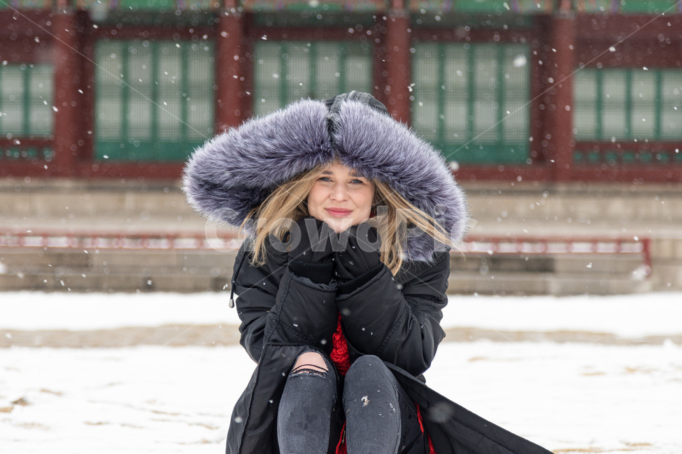 겨울,여성,감성사진,눈,사람,인물,인간,계절,휴식,winter,snow,season,female,human,clothing,의류,apparel,의복,사람,인물,인간,human,person,여성,여자,woman,female,lady