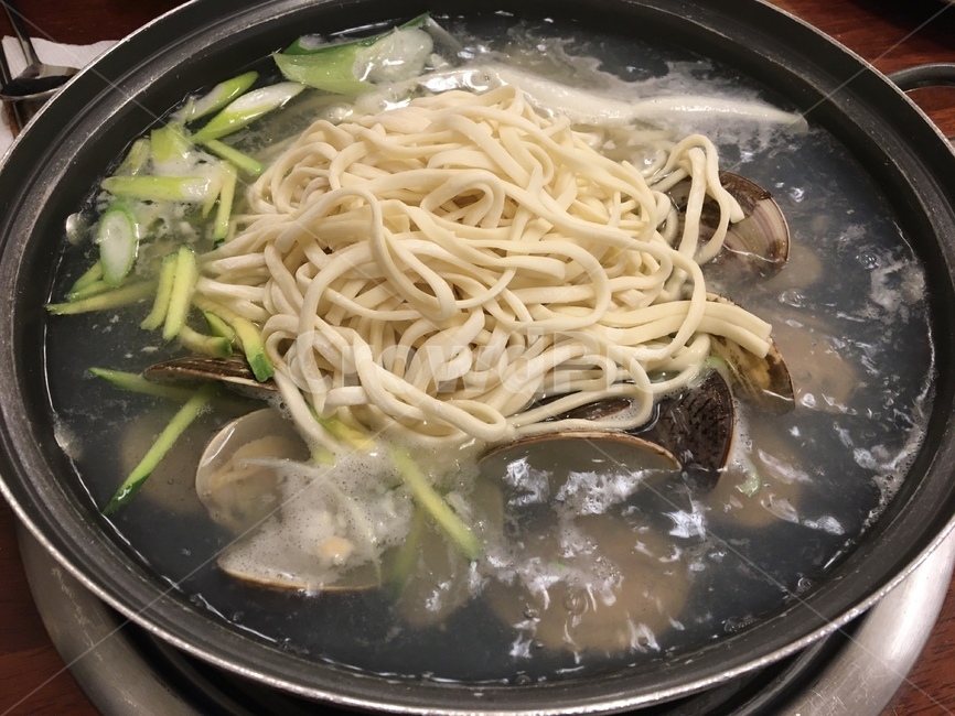 바지락칼국수,칼국수,칼국수면,국수,생면,음식,한국음식,면,뜨거운음식,따뜻한음식,요리,한국요리,면요리,뜨거운요리,따뜻한요리,국물요리,접시,food,dish,noodle,koreannoodle,koreanfood,조개,바지락,음식,식재료,요리,food,cook,meal,dishes,food reserves,면류,면요리,noodles