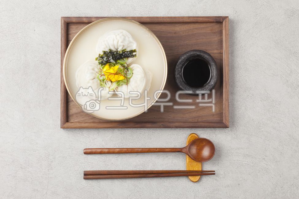 Tteokguk,tteokmanduguk,manduguk,mandu,garaetteok,gomyeong,seol food,holiday food,seolnal food,cooking