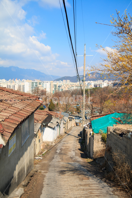 백사마을,104마을,판자촌,달동네,산동네,오래된,경치,서울,노원,중계동,중계본동,가난한,빈티지,옛날,옛풍경,과거,아파트,대비,전봇대,전선,봄,하늘,구름,가난,빈곤,전경,풍경,빈민가,저소득층,재개발,무허가,마을,지붕,텅빈,적막한,골목길,alley,roof