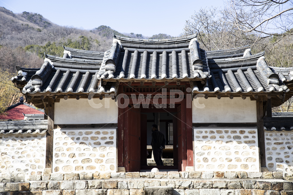 향토유적,유적,육괴정,이천시,사당,기와,한옥,대문,담장,건물,팔작지붕,골기와,기둥,벽면,산,하늘,나무,역사,지붕,roof