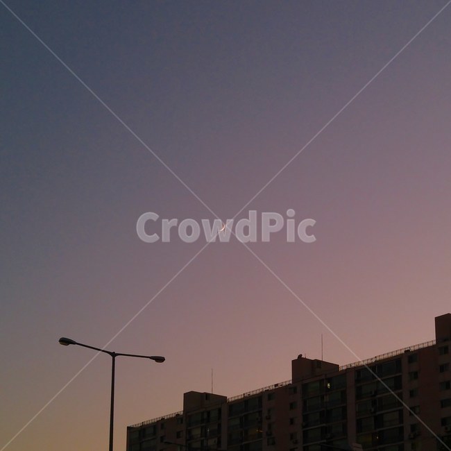 초승달,야경,밤,달,밤하늘,아파트,노을,moon,nightview,night,nightsky,sunset,야경,밤,풍경,nightscape,night,landscape,도시,city,nature,자연,outdoors,옥외