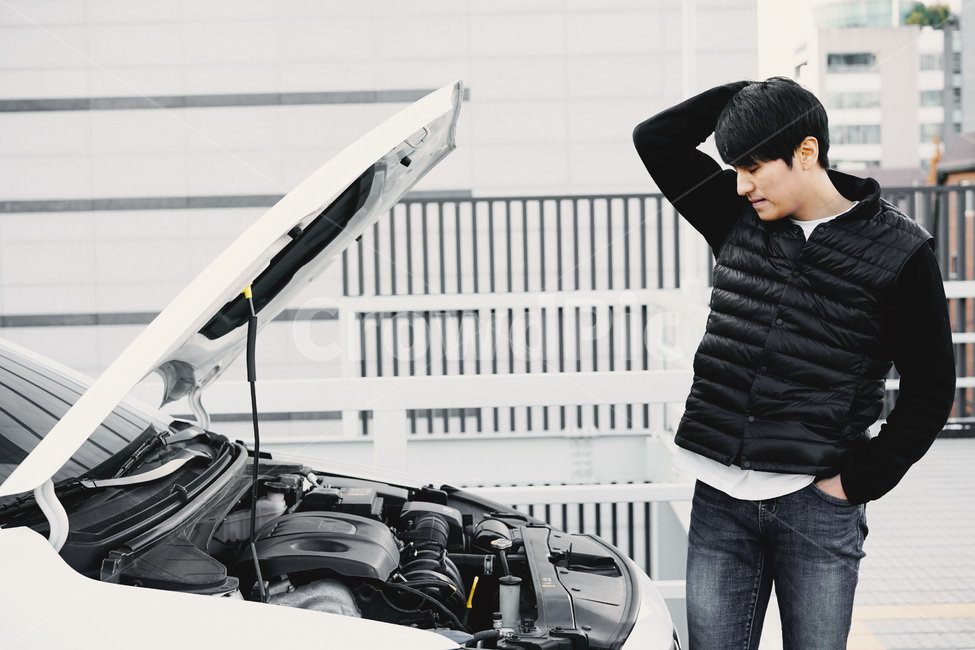 자동차,차량,수리,자동차정비,자동차정비기사,자동차점검,남자,엔진,사고차량,사람,인물,인간,human,person,얼굴표정,facial expression,face,남성,남자,man,male,감정표현,기분,feeling,emotion,교통,교통수단,traffic,transportation