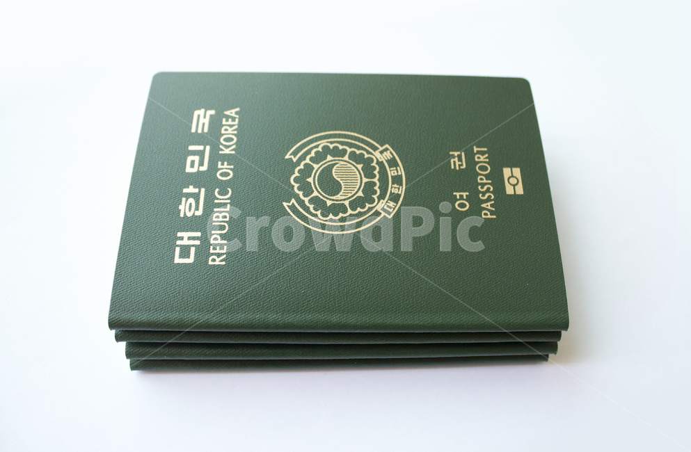 여권,한국여권,passport,대한민국여권,id,사물,물건,business,card,citizen,emigration,identification,identity,international,korea,pass,republicofkorea,security,한국,대한민국,탑,탑뷰,탑앵글,쌓기,많은,다수,쌓아놓은,여러개,표지,그린,초록색,녹색,여행,휴가,traveling,vacation,trip