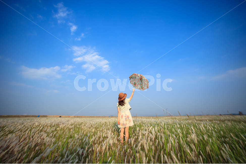 소녀,소풍,우산,그리움,소망,마음,추억,구름,아름다운,자연,풍경,nature,landscape,사람,인물,인간,human,person,여성,여자,woman,female,lady