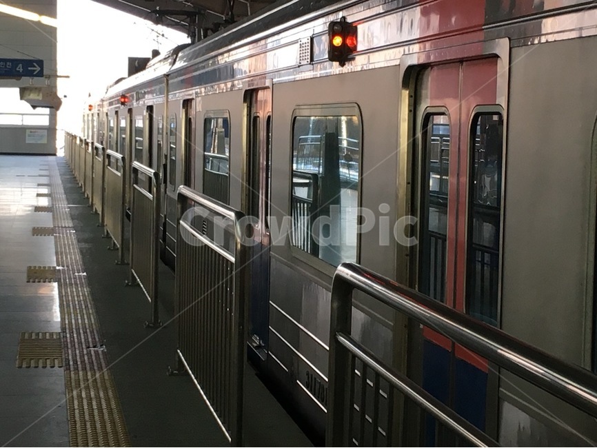 전철,지하철,대기,정차,자동문,교통,교통수단,traffic,transportation