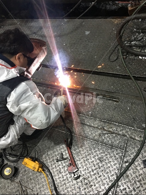산업현장,용접,용접하는남자,현장,수리,보수,industrialsite,welding,welder,힘듬,더움,열심히,노력,anarduousjob,repair,사람,인물,인간,human,person,남성,남자,man,male,산업,industry,industrial