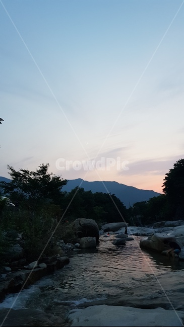 계곡,노을,저녁,초승달,바위,숲,valley,sunset,night,crescentmoon,rock,stone