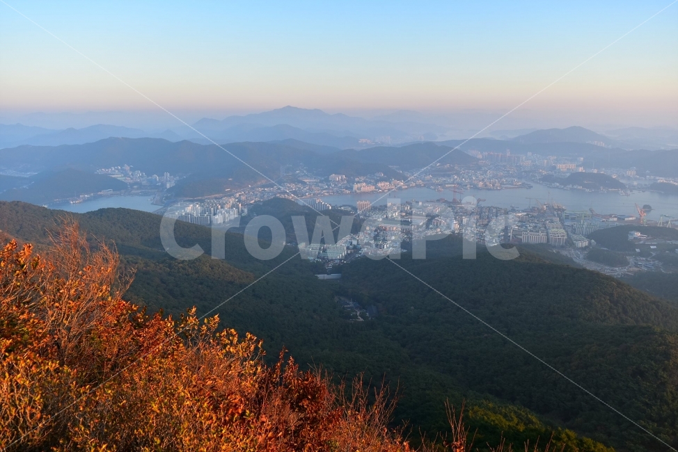 미륵산,바다,야경,통영,일출,가을,풍경,탐방,미래사,한려해상국립공원,자연,파란하늘,그림같은,칼라풀,뷰티플,아름다운,힐링,감성,정취,산세,명산,전망,조망,100대명산,nature,산,등산,트레킹,풍경사진,비경,경치,청명,가을날씨,경관,암봉우리,mountain,케이블카,섬,미륵도,바다백리길,달아길,여명,나폴리,도시,풍경,city,landscape,한국도시풍경,한국도시경관,korea cityscape,outdoors,옥외,scenery,mountain range,산맥