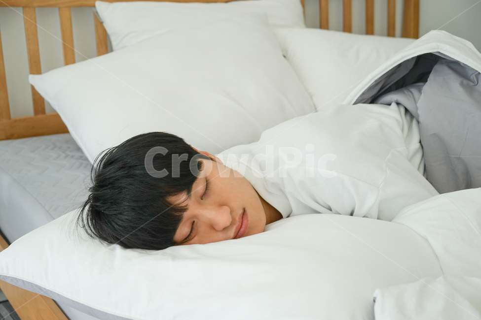 남성,남자,침대,침실,방,실내,이불,아침,수면,잠,베개,pillow,sleeping,사람,인물,인간,human,person,남성,남자,man,male