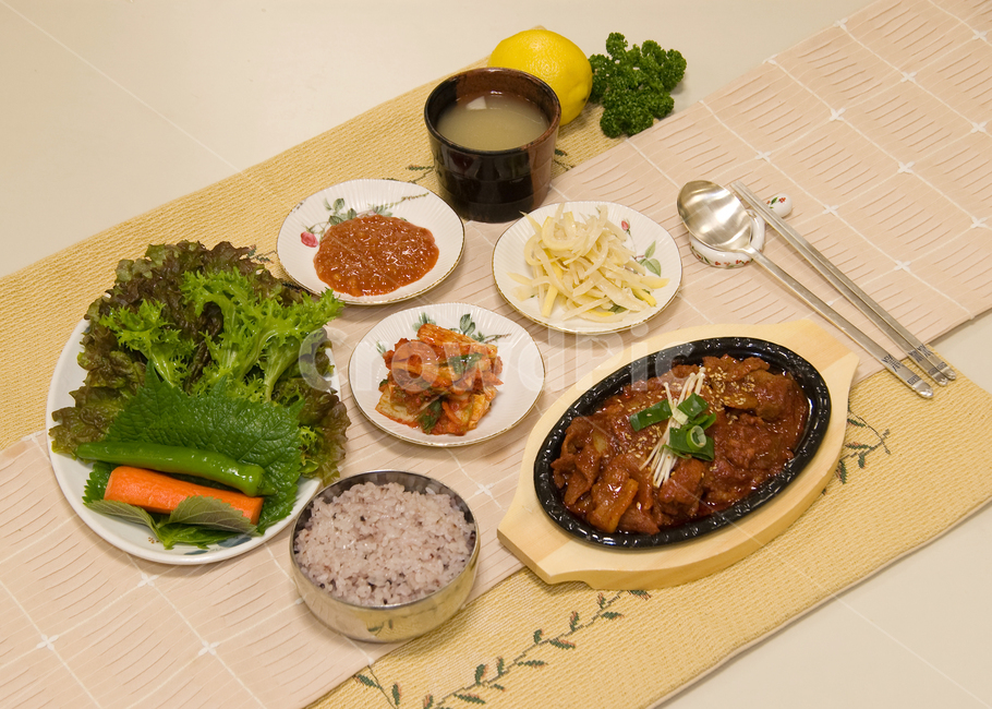 도시락,백반,김치,멸치조림,젓가락,집밥,현미밥,맛있는,푸짐한,밥상,된장국,제육볶음,쌈,야채쌈,채소쌈,당근,고추,깻잎,상추,쑥갓,쌈장,감자조림,음식,식재료,요리,food,cook,meal,dishes,food reserves,한식,한국음식,한국요리,korean food,korean dishes,korean meal,korean cook