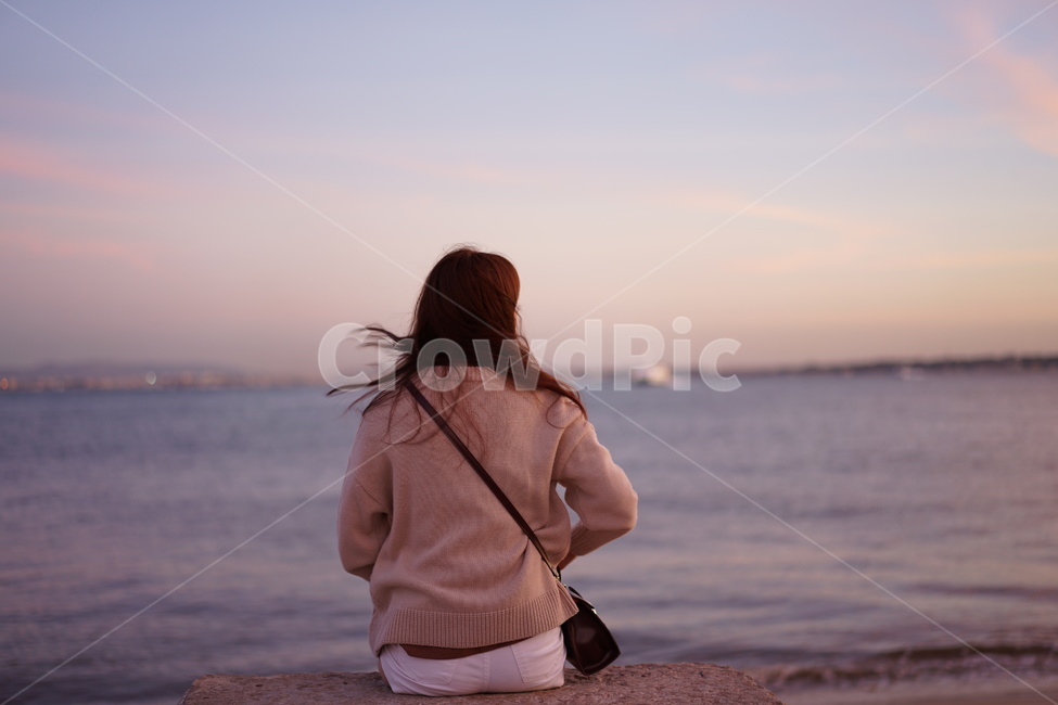 바다,여자,뒷모습,바람,인물,여자뒷모습,노을,가을,계절,일몰,사람,힐링,외로움,쓸쓸함,우울함,슬픔,fall,휴가,사람,인물,인간,human,person,여성,여자,woman,female,lady,여행,휴가,traveling,vacation,trip,고독함,외로움,쓸쓸함,우울함,슬픔,lonely,solitary
