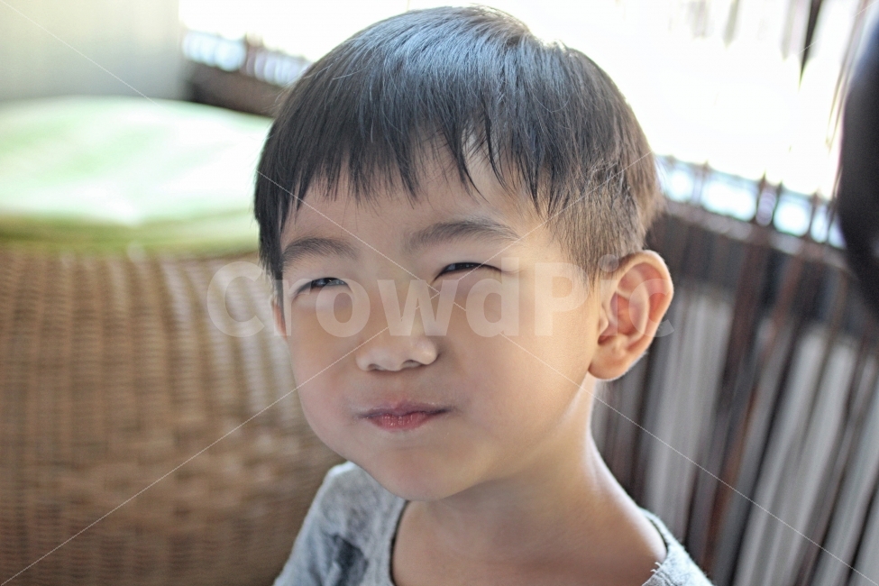 미소,웃음,응시,관심,스마일,수줍음,얼굴,Smile,Face,Boy,사람,인물,인간,human,person,얼굴표정,facial expression,face,어린이,어린아이,child,children,kid,감정표현,기분,feeling,emotion
