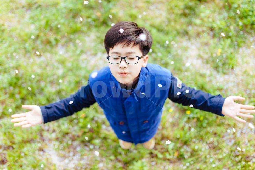 가족,봄,나들이,벚꽃,꽃놀이,미소,초등,중등,미래,기분,학습,학원,자연,건강,학생,안경,공원,계획,보험,봄,계절,spring,season,사람,인물,인간,human,person,얼굴표정,facial expression,face,어린이,어린아이,child,children,kid,감정표현,기분,feeling,emotion,휴식,힐링,rest,relaxation,healing,boy,소년