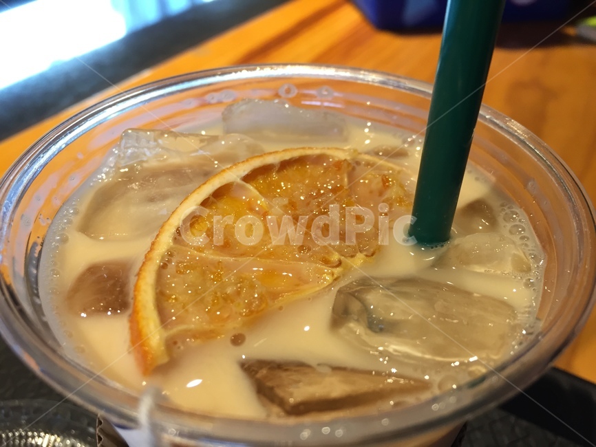 라떼,카페,음료,얼음,오렌지,커피,빨대,디저트,간식,후식,dessert,snack,커피,카페,coffee,cafe