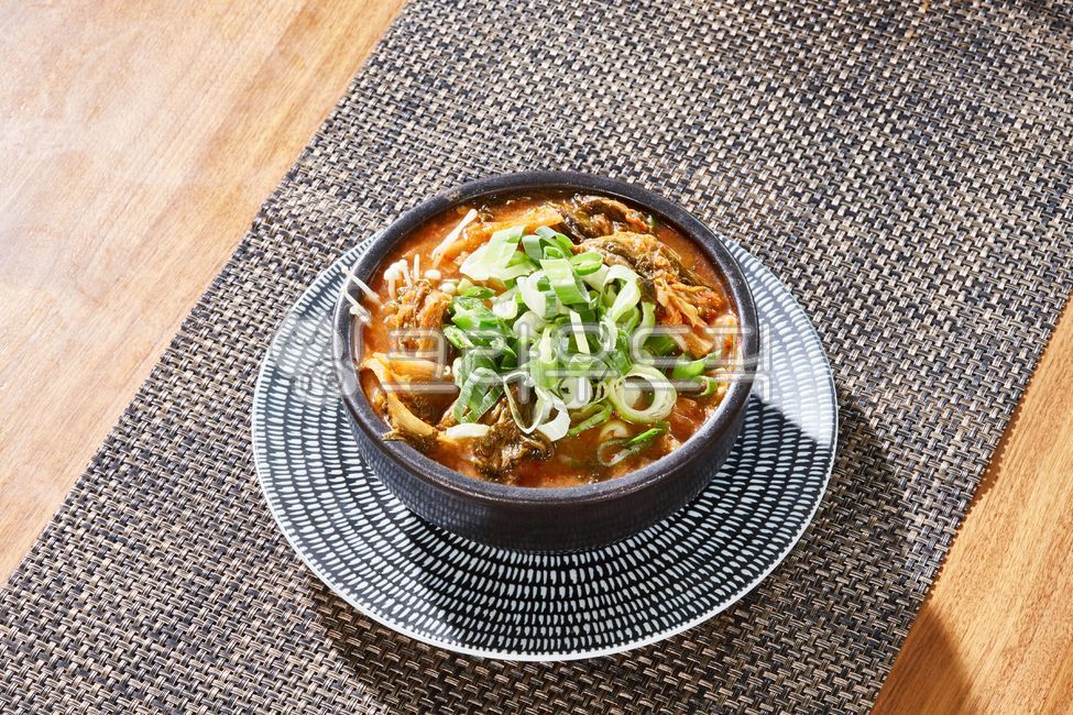 Its thick,soup,Haejangguk,kimchi,Korean,still life,health,Enoki Mushroom,plate,green onion,Ugeoji Haejangguk,food,meal,oriental food,pot,earthen pot,cooking,mushroom,table