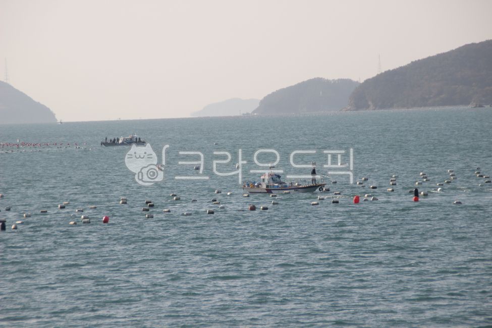 Hansan Bay,fishingcraft,mariculture,island,watercraft,fishing boat,sea,boat,sea fishing,seascape,ocean,vessel,fishingboat,Ship,Hansan Sea,Tongyeong sea,sea farming