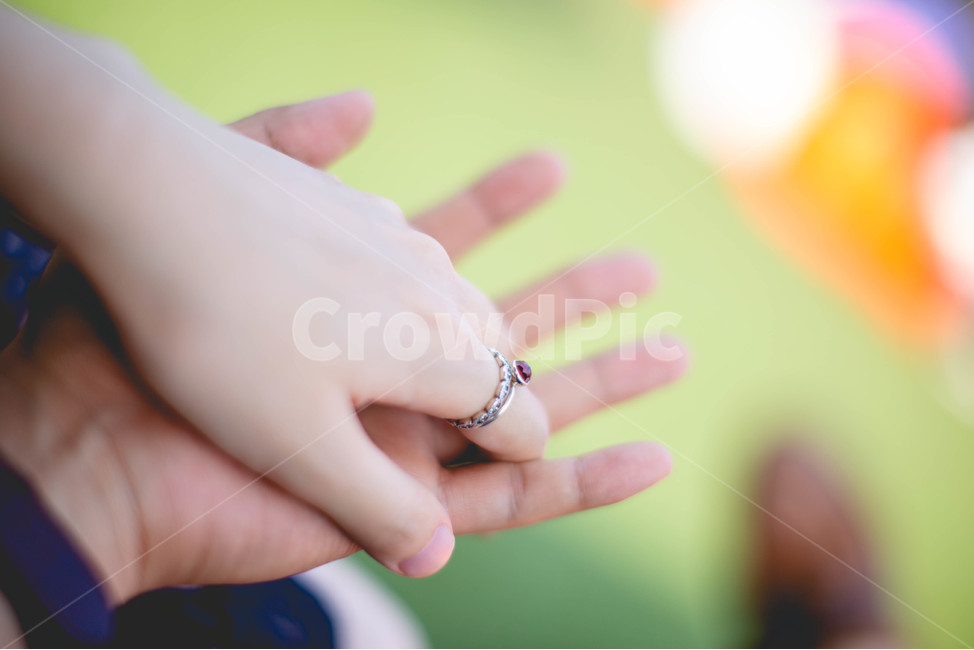연인,깍지,반지,초록,사람,손깍지,커플,부부,손,손가락,연애,연출,컨셉,hand,feeling,couple,lover,emotion,lovely,love,human,사람,인물,인간,human,person,신체일부,몸,body