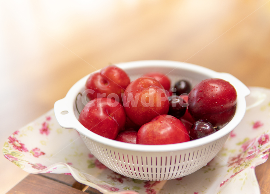 plum,cherry,Sweet and sour,Floor,pink,fruit,snack,taste,its good,often,sour,bowl,food,Red,Tray,dessert,Sweet,redness,floor