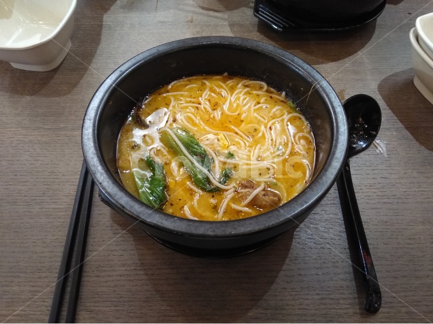 미시엔,미씨엔,중국음식,쌀국수,중국식,중국,요리,음식,탕,운남,전통음식,고명,채소,고기,야채,닭육수,뚝배기