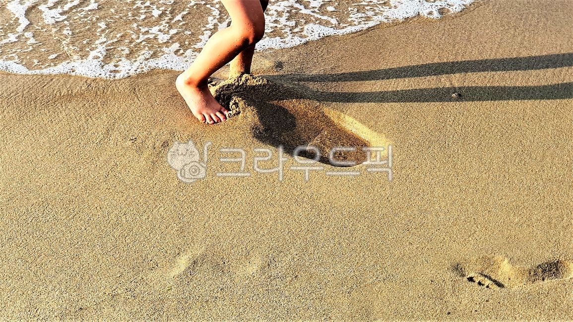 water play,coastline,beach,sand play,sand puddle,links,bubbles,sand footprints,childrens feet