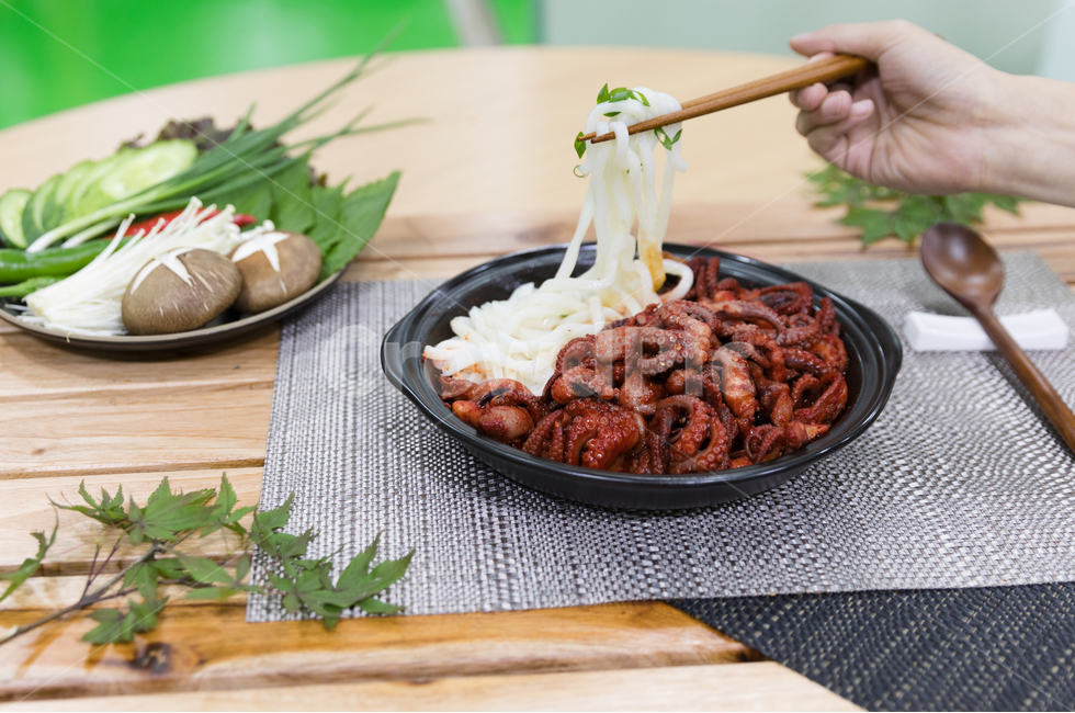 음식,쭈꾸미볶음,식사,안주,쭈꾸미,저녁식사,한식,korea,spicy,오징어볶음,식당,매콤,매운맛,red,맛집,고추장,고춧가루,식재료,요리,cook,reserves,수산물,해산물,fisheryproducts,seafood,한국음식,한국요리,food,dishes,korean,meal,koreancook,맛있다,먹다,맵다,소스,볶음,사람,인물,인간,human,person,신체일부,몸,body,음식,식재료,요리,food,cook,meal,dishes,food reserves,한식,한국음식,한국요리,korean food,korean dishes,korean meal,korean cook
