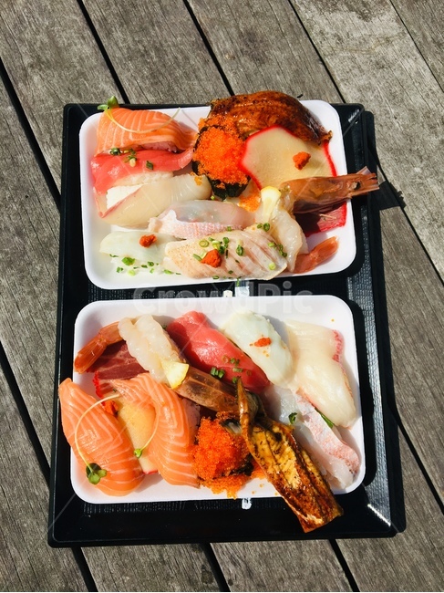 모듬초밥,초밥,나무바닥,초밥두접시,연어초밥,모지코,음식,식재료,요리,food,cook,meal,dishes,food reserves,일식,일본음식,일본요리,Japanese food,Japanese dishes,Japanese meal,Japanese cook
