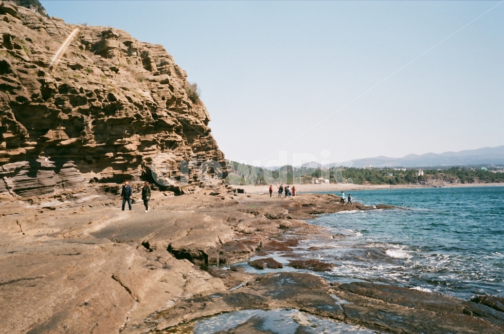 제주도,주상절리,암벽,자연,지반,제주도,jeju,jeju island,promontory,곶,person,사람,human,인간,nature,outdoors,옥외,cliff,낭떠러지