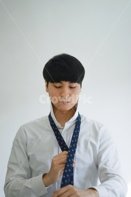 남성,남자,와이셔츠,정장,셔츠,의류,착용,옷,넥타이,tie,shirt,사람,인물,인간,human,person,남성,남자,man,male,패션스타일,의상,fashion,style