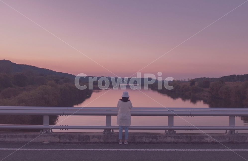 노을,예쁜노을,강천섬,뒷모습,여자뒷모습,human,인간,person,사람,쓸쓸한,보라색,사람,인물,인간,human,person,고독함,외로움,쓸쓸함,우울함,슬픔,lonely,solitary