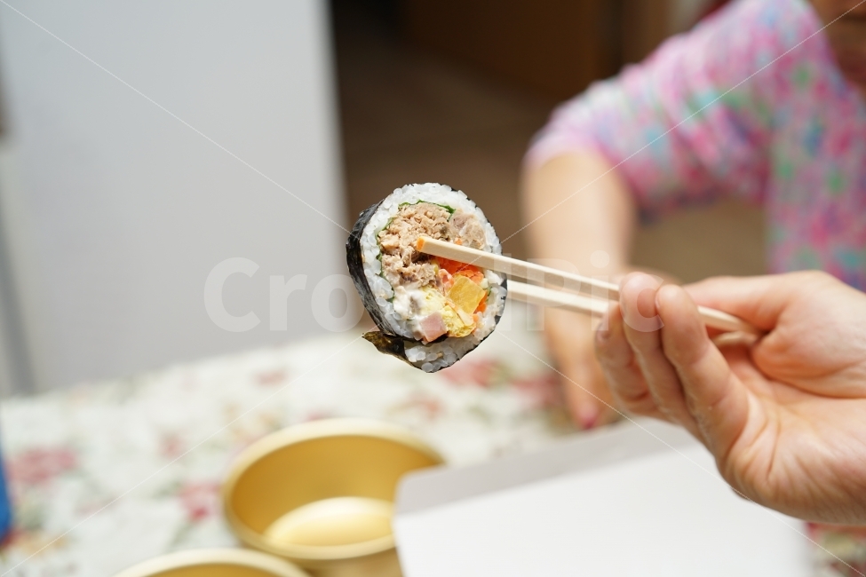 젓가락,식사,김밥,분식,먹방,푸드,밥,젓가락질,손,음식,간식,푸짐,냠냠,맛,사람,인물,인간,human,person,신체일부,몸,body,음식,식재료,요리,food,cook,meal,dishes,food reserves,한식,한국음식,한국요리,korean food,korean dishes,korean meal,korean cook