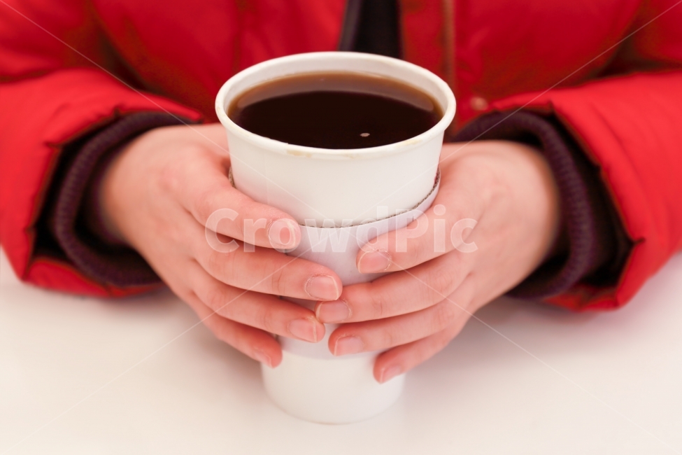 커피,커피컵,종이컵,테이크아웃컵,커피잔,뜨거운,따뜻한,커피숍,카페,테이블,잡다,쥐다,손,손톱,겨울,아메리카노,일회용,원두,물,희석,크레마,카페인,추위,음식,생활,사람,인물,인간,human,person,신체일부,몸,body,커피,카페,coffee,cafe,감성,sensible,feeling,색깔,색상,색채,색감,color sense,color sensitivity,feeling of color