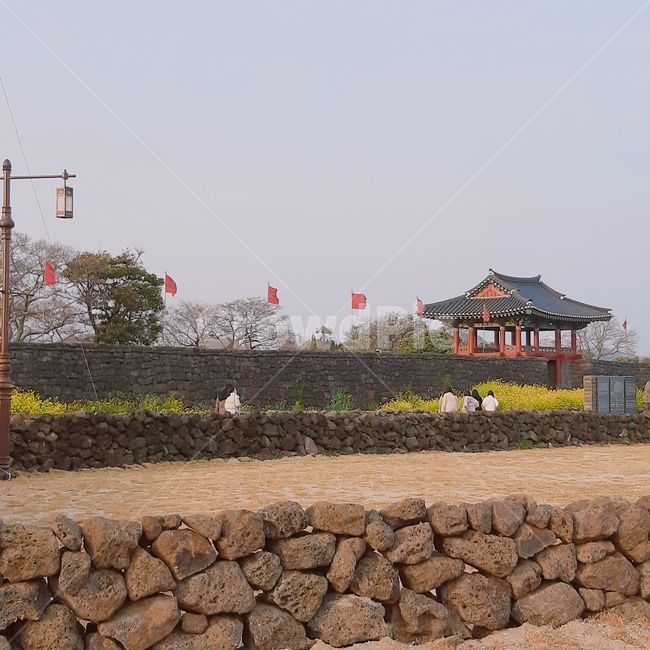 한옥,돌담,전통,마을,깃발,한국전통,한국문화,korean traditional,korean culture,건축물,건물외관,exterior,building,structure,architecture,construction