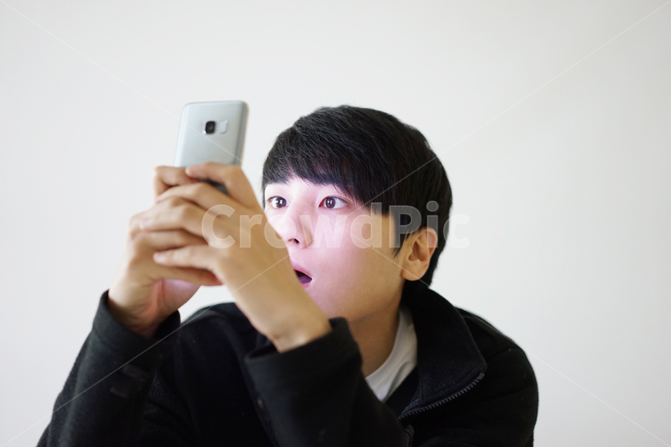 남성,남자,스마트폰,핸드폰,휴대폰,모바일,it,전자기기,전자제품,놀람,사람,인물,인간,human,person,얼굴표정,facial expression,face,남성,남자,man,male,감정표현,기분,feeling,emotion,정보통신기술,전자기기,전자제품,it,information,technology,electronic equipment