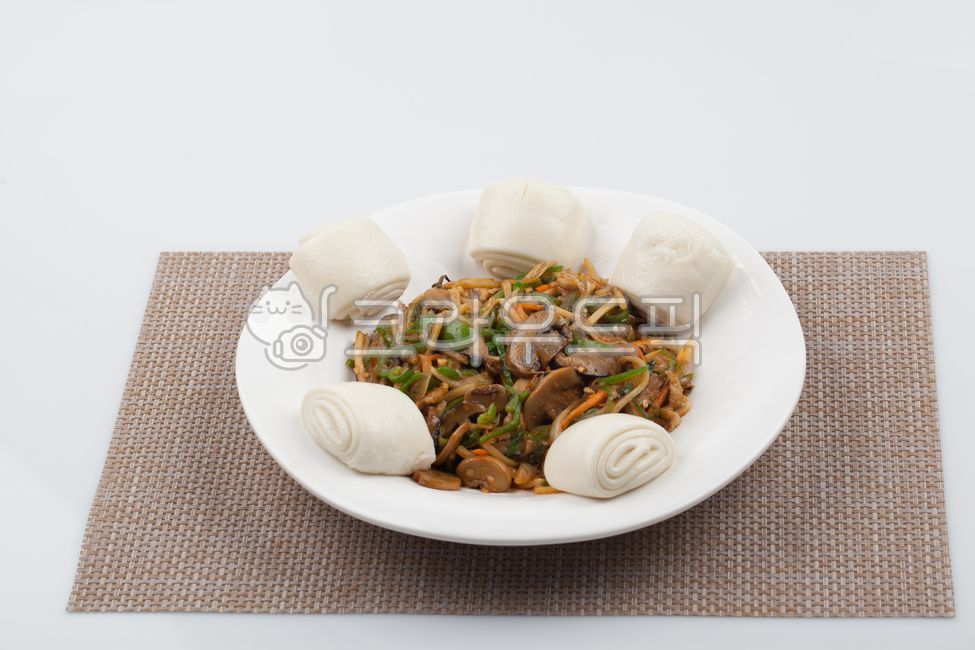 Red pepper japchae,Chinese cuisine,plate,vegetable,inside,food,flower bread,Chinese restaurant