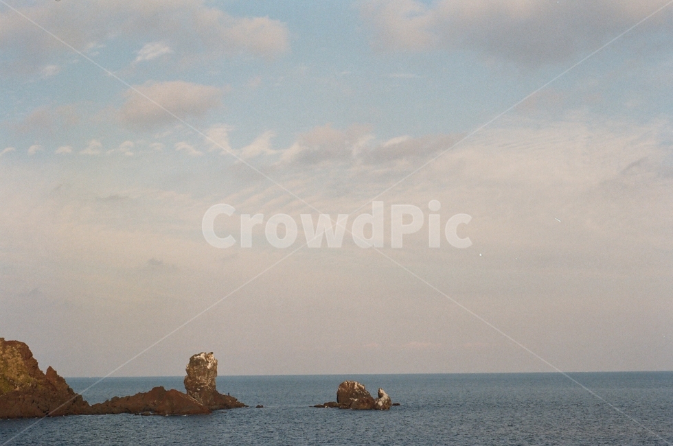 자연,바다,블루,흐림,돌,석,자연,풍경,nature,landscape,outdoors,옥외,land,땅,ocean,대양,sea,water,물,shoreline,해안선,coast,연안