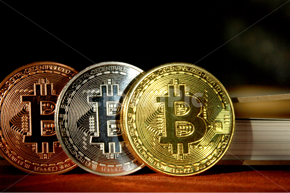 비트코인,bitcoin,가상화폐,암호화폐,코인,암호화화폐,금융,돈,finance,banking,money,정보통신기술,전자,it,information,technology,electro,연출,컨셉,direction,concept,비즈니스,산업,투자,전자상거래,cyber,future,블록체인,동전,채굴,전자기기,전자제품,electronic,equipment,시간,산업,industry,industrial,금융,돈,finance,banking,money