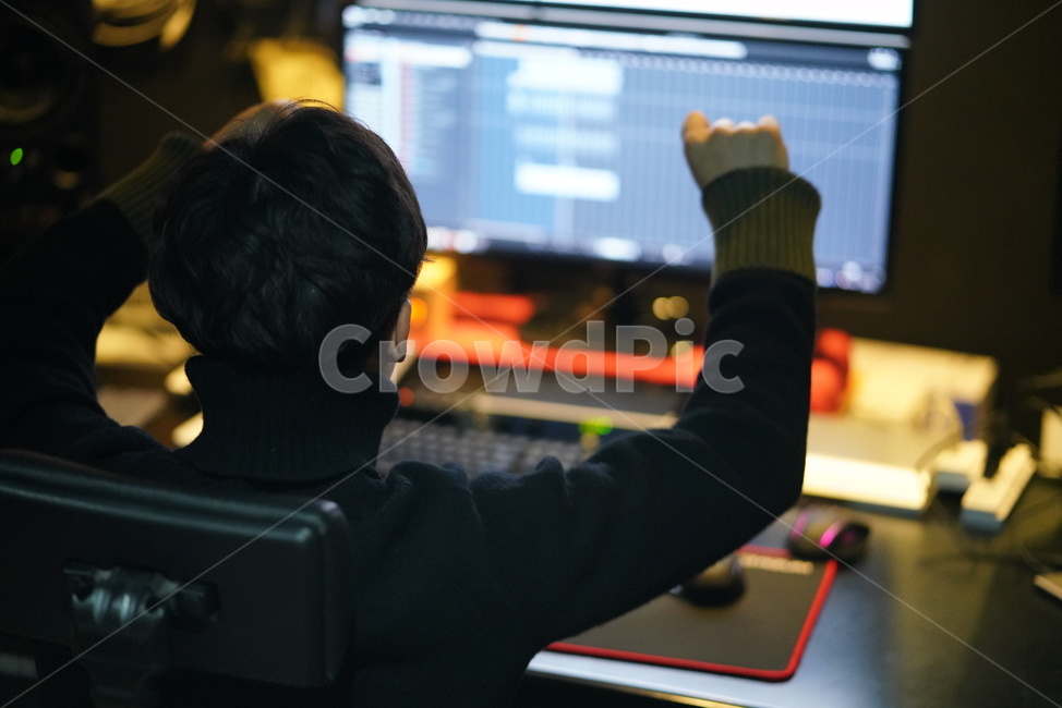 뒷모습,기쁨,행복,컴퓨터,성공,성취,작업실,음악작업,음악,미디,dj,비트,사람,인물,인간,human,person,남성,남자,man,male,감정표현,기분,feeling,emotion