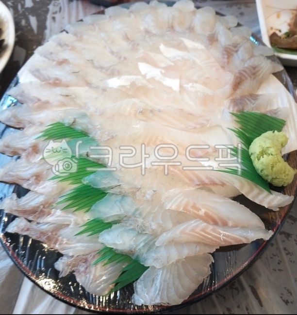 광어회,우럭회,생선회,광어,우럭,물고기,생선,생와사비,와사비,고추냉이,싱싱한,신선한,음식,요리,식사,식재료,먹방,안주,술안주,meal,food,dishok,fish