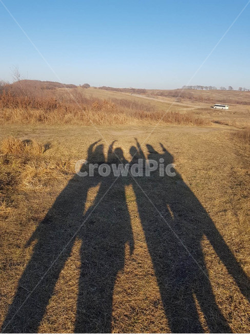 그림자,여자,자유,출발,갈망,인물실루엣,사람실루엣,character silhouette,human silhouette,ground,바닥,gravel,자갈,dirt road,흙길,road,도로