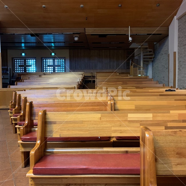종교,기독교,cristian,예배,worship,예배자,worshiper,교회,church,기도,pray,예배당,chapel,wood,나무,hardwood,견목,의자,chair,장의자,벤치,bench,인테리어,interior,실내,inside,bible,십자가,cross