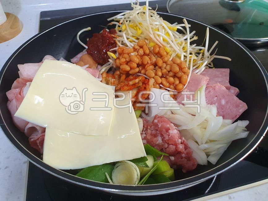부대찌개,음식,요리,치즈,콩,햄,소세지,돼지고기,콩나물