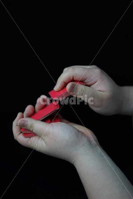 화투,화투패,고스톱,한국전통,도박,게임,놀이,손가락,손동작,패섞기,섯다,사람,인물,인간,human,person,신체일부,몸,body,게임,오락,놀이,game,play