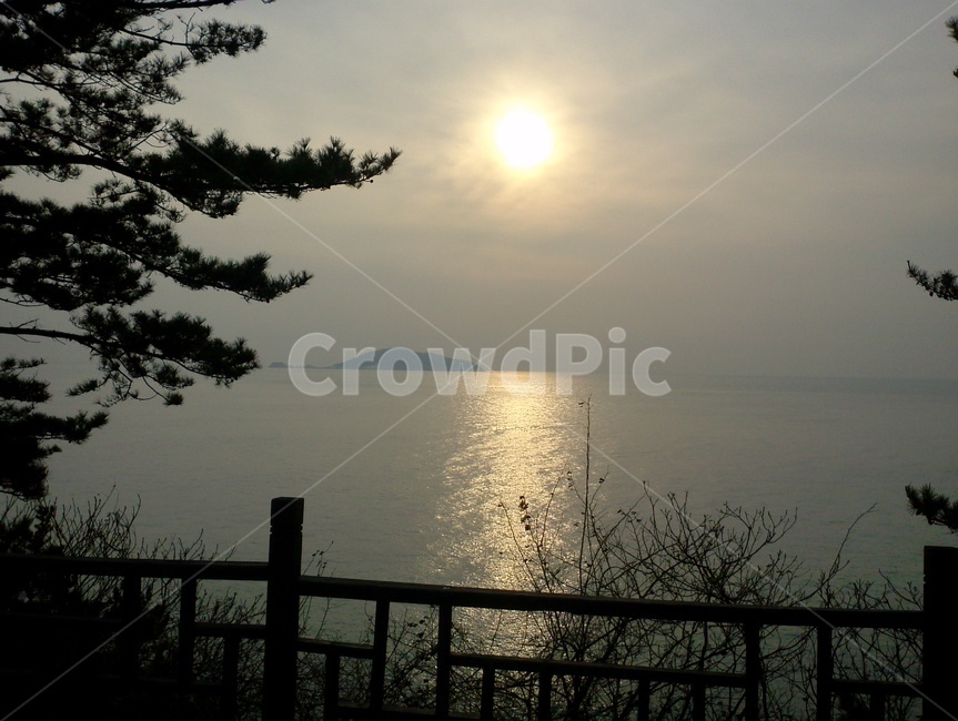 바다,겨울,햇빛,light,sea,winter,sunlight,자연,풍경,nature,landscape,빛,flare,플레어,handrail,난간,banister,railing