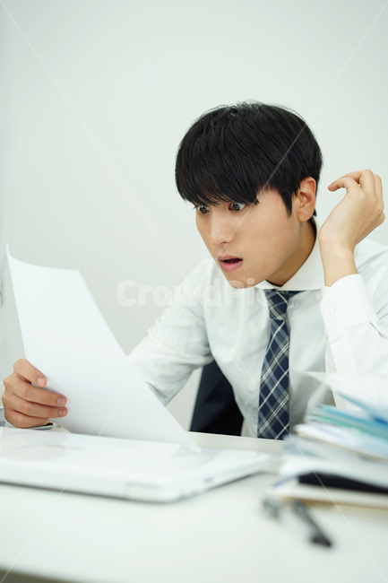 회사원,직장인,근무,업무,사무실,책상,남성,남자,스트레스,양복,정장,비즈니스,사업가,놀람,사람,인물,인간,human,person,얼굴표정,facial expression,face,남성,남자,man,male,감정표현,기분,feeling,emotion,산업,industry,industrial,비즈니스,사업,business,service,work