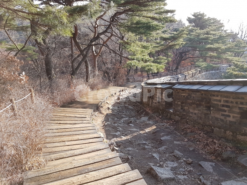 남한산성,성곽,산책로,자연,나무,풍경,자연,풍경,nature,landscape,한국자연풍경,한국자연경관,korea nature landscape,한국전통,한국문화,korean traditional,korean culture,building,건물,boardwalk,bridge,다리