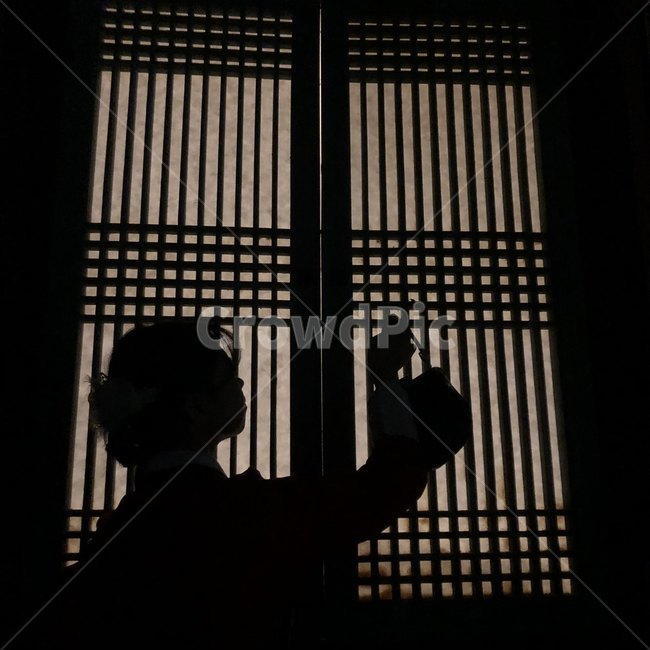 그림자,창문,여자,옆모습,한옥,실루엣,한복,밤,사람,인물,인간,human,person,여성,여자,woman,female,lady,실루엣,그림자,silhouette,shadow
